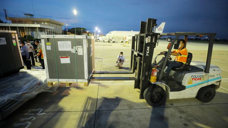 វ៉ាក់សាំង​ប្រភេទ​ AstraZeneca ចំនួន ​៣២៤ ០០០ ​ដូ​សថែមទៀត បានដឹកមកដល់កម្ពុជានៅថ្ងៃទី ១៥ ខែវិច្ឆិកា