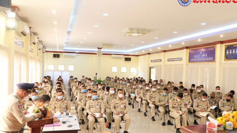 ស្នងការ​នគរបាល​ខេត្តបន្ទាយមានជ័យ ព្រមាន​បណ្តេញ​ចេញពី​ក្របខ័ណ្ឌ មន្ត្រីនគរបាល​ណា​ដែល​អវត្តមាន​ពី​ការងារ​ច្រើនដង