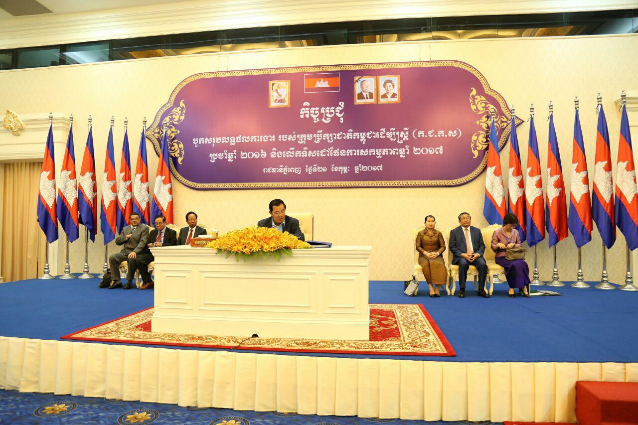 លោកនាយករដ្ឋមន្រ្តី ហ៊ុន សែន ចាប់ផ្តើមសំណេះសំណាលនៅក្នុងពិធីប្រជុំបូកសរុបការងារ ក្រុមប្រឹក្សាជាតិដើម្បីស្រ្តី នៅវិមានសន្តិភាព