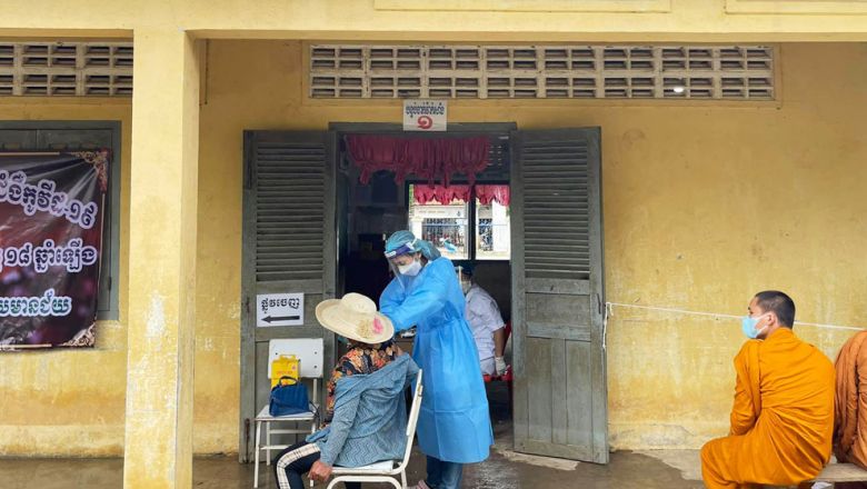 លោកនាយក​រដ្ឋមន្ត្រី​ បញ្ជា​ឱ្យ​ចាក់​វ៉ាក់សាំង​កូវីដ​ដូស​ជំរុញ​នៅតាម​ព្រំដែន​ជាប់​ប្រទេស​ជិតខាង