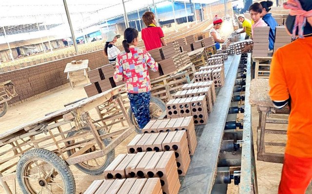 អង្គការសារព័ត៌មាន ជំរុញឱ្យស្វែងរកការពិតលើភាពចម្រូងចម្រាស់ ជុំវិញករណីកុមារធ្វើការក្នុងឡឥដ្ឋ 