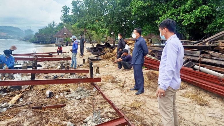 អាជ្ញាធរ​ក្រុង​កំពត​បន្ត​កម្ទេច​សំណង់​ខុសច្បាប់​ ដែល​សង់​ចូល​ចំណី​ព្រែក