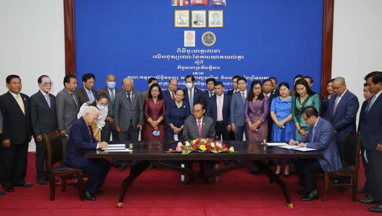 ព្រឹទ្ធសភា​ និង​ក្រុម​មេធាវី​ស្ម័គ្រចិត្ត​សម្តេច​តេជោសែន​ រួមគ្នា​ជួយ​ពលរដ្ឋ​ងាយ​រងគ្រោះតាម​ផ្លូវ​ច្បាប់