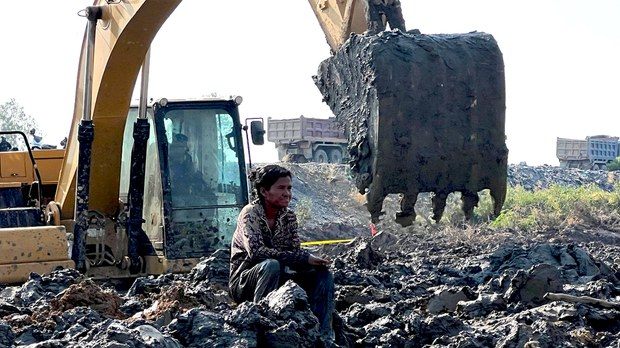 ស្ត្រី​តវ៉ា​ក្នុង​សហគមន៍​បឹង​តាមោក​ម្នាក់​ដួល​សន្លប់ ​ពេល​អាជ្ញាធរ​ប្រើ​ហិង្សា​បង្ក្រាប