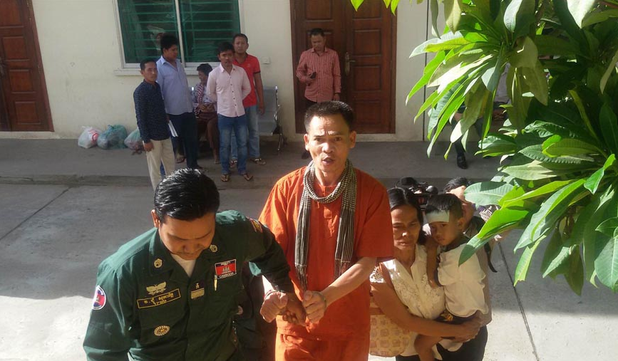 សកម្មជនបក្សប្រឆាំងមួយរូបអំពាវនាវរកយុត្តិធម៌ពេលឡើងតុលាការ