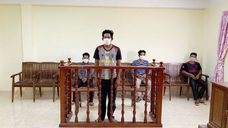 តុលាការ​ផ្តន្ទាទោស​បុរស ៤ នាក់ ដែល​ផឹក​គ្រឿង​ស្រវឹង​បំពាន​បម្រាម​ទប់ស្កាត់​ជំងឺ​កូវីដ ឱ្យ​ជាប់​ពន្ធនាគារ ១ ឆ្នាំ​ និង​ពិន័យ ១ លាន​រៀល