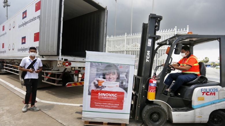 វ៉ាក់​សាំង​ស៊ីណូវ៉ាក់ ២ លានដូស ដែល​ជា​ជំនួយ​របស់ចិនថ្មី​ទៀត ​នឹងមកដល់​កម្ពុជា​នៅថ្ងៃនេះ