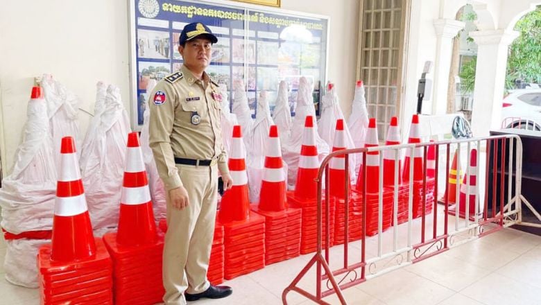 ក្រសួង​សាធារណការ​ផ្ដល់​សាជី​ចរាចរណ៍ និង​រនាំង​សុវត្ថិភាព​សរុប ១ ១០០ ដល់​សមត្ថកិច្ច​នគរបាល ដើម្បី​ដាក់​តាម​គោលដៅ​ត្រួត​ពិនិត្យ