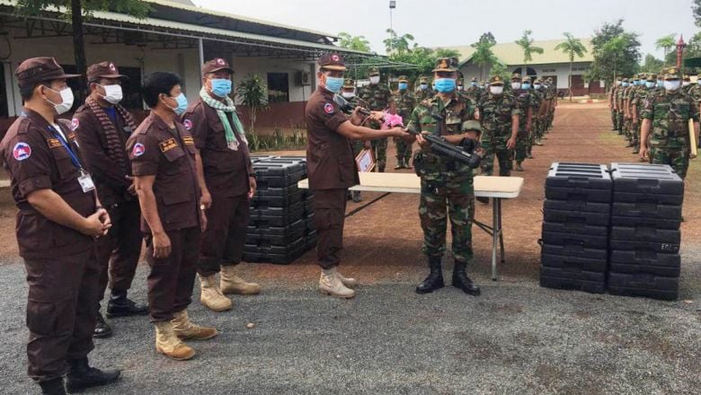 លោក​ ហេង ​រតនា​ ​​អគ្គ​នាយក​ស៊ី​ម៉ាក​ ​(​CMAC​)​ ​ប្រគល់​ម៉ាស៊ីន​រាវ​មីន​ចំនួន​ ៥០ ​គ្រឿង ​ដល់​កងទ័ព​ជើង​គោក តាមភូមិភាគមួយចំនួន ក្រោយបញ្ចប់ការសិក្សាជំនាញ 