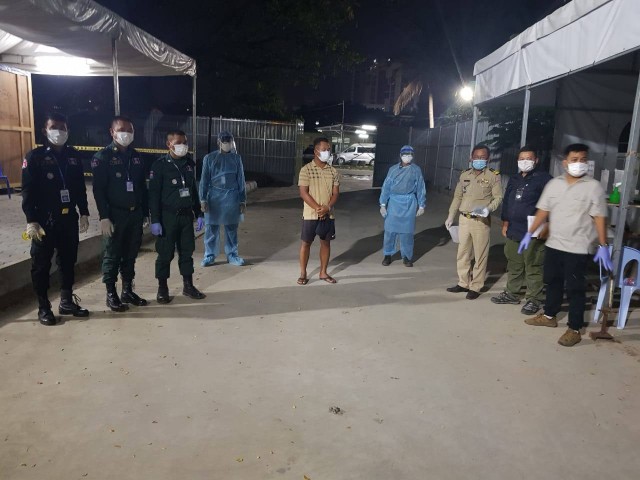 អ្នកបើកតាក់ស៊ីដឹកស្រ្តីចិនចេញពីព្រះសីហនុ ត្រូវឃាត់ខ្លួន និងប្រឈមការពិន័យពី១០លានរៀល ដល់៥០លានរៀល