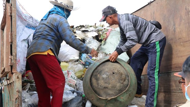  ពលរដ្ឋ​មួយ​ចំនួន​​នៅ​ខេត្ត​ប៉ៃលិន​ ត្អូញត្អែរ​ពី​ក្លិនស្អុយ​គំនរ​សំរាម​​ប៉ះ​ពាល់​​ដល់​សុខភាព