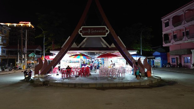 អាជីវករ​នៅ​ផ្សារ​រាត្រី ខេត្ត​បាត់ដំបង ត្អូញត្អែរ​រឿង​លក់​មិន​ដាច់ ទោះបី​អាជ្ញាធរ​បង្កើត​សួន​ដើរកម្សាន្