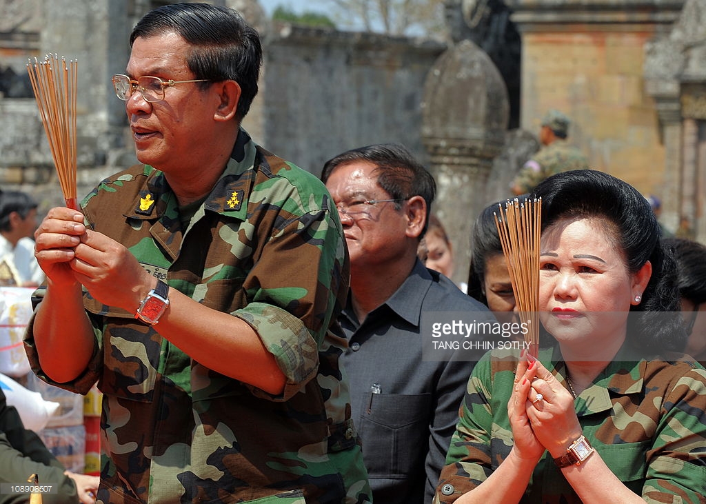 លោកនាយករដ្ឋមន្ត្រី ហ៊ុន សែន នឹងដឹកនាំមន្ត្រីនៅតាមក្រសួងស្ថាប័ននានា រៀបចំពិធីបូងសួងនៅខាងមុខប្រាសាទអង្គរវត្តនៅថ្ងៃទី២និង៣ខែធ្នូខាងមុខនេះ ដោយថាដើម្បីសុំឲ្យមានសេចក្តីសុខដល់ប្រទេសជាតិ​ និង ប្រជាជនកម្ពុជា