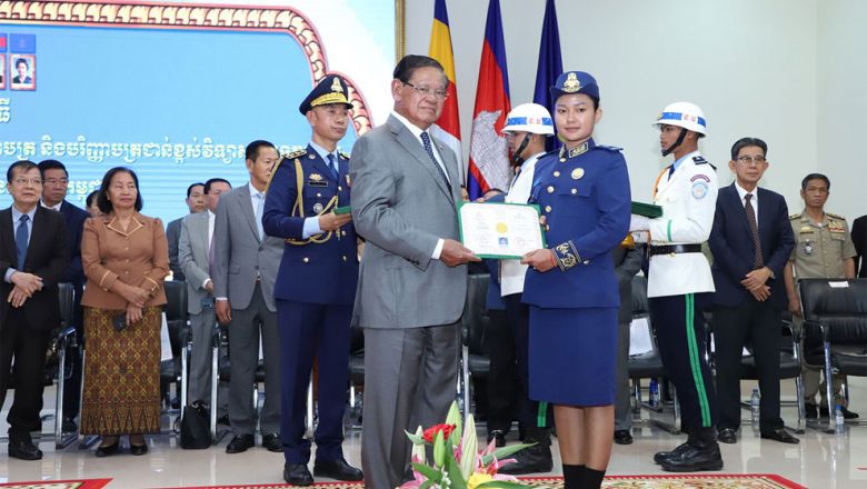 លោក ស ខេង ប្រាប់​និ​​ស្សិត​ជ​យ​​លាភី​ជា​ន​គ​រ​​បាល​ ​ឱ្យ​យក​ចំណេះដឹង​ទៅបម្រើអង្គភា​ព​ ​សង្គ​ម​ជា​តិ​ ​និង​ប្រ​ជា​ព​លរដ្ឋ​ឱ្យមាន​​ប្រ​សិទ្ធ​ភា​ព​