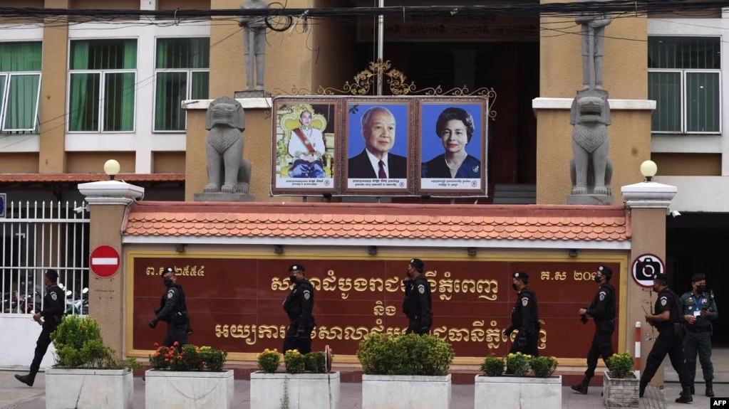 តុលាការ​ក្រុង​ភ្នំពេញ​សម្រេច​ឃុំខ្លួន​លោក​សាស្ត្រាចារ្យ លន់ បូរី ពី​បទ​ឆបោក​ក្លែងបន្លំ​ឯកសារ​សាធារណៈ