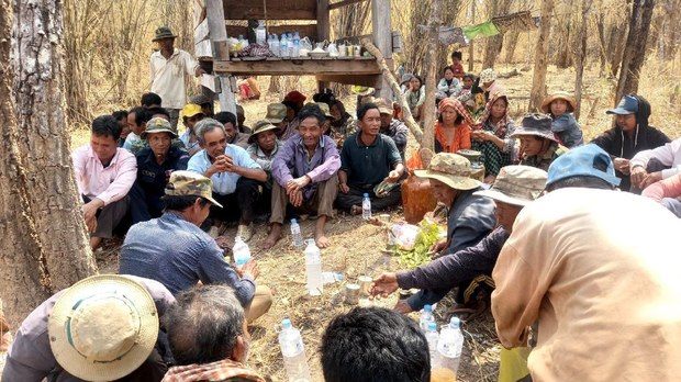 ជនជាតិ​ដើម​ភាគតិច​ខេត្ត​មណ្ឌលគិរី​ជាង ១០០​នាក់ រៀបចំ​ពិធី​សែន​ឱ្យ​អារក្សអ្នកតា​ជួយ​ការពារ​ព្រៃ​សហគមន៍