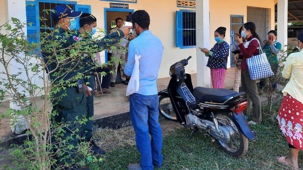 អ្នក​មាន​ជម្លោះ​ដីធ្លី ១២នាក់ ចូល​បង្ហាញ​ខ្លួន នៅ​អធិការដ្ឋាន​ស្រុក​ស្រែអំបិល តាម​ការ​កំណត់​របស់​តុលាការ​ពី​បទ​ញុះញង់​បង្ក​ឲ្យ​វឹកវរ​ធ្ងន់ធ្ងរ​ក្នុង​សង្គម