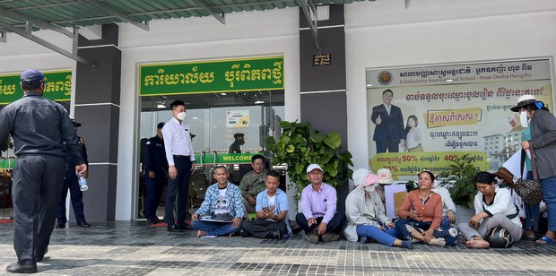  អតិថិជន​បុរី​ពិភពថ្មី​ថា ម្ចាស់​បុរី​នៅតែ​បន្ត​រឹបអូស​ផ្ទះ​របស់​ពួកគាត់