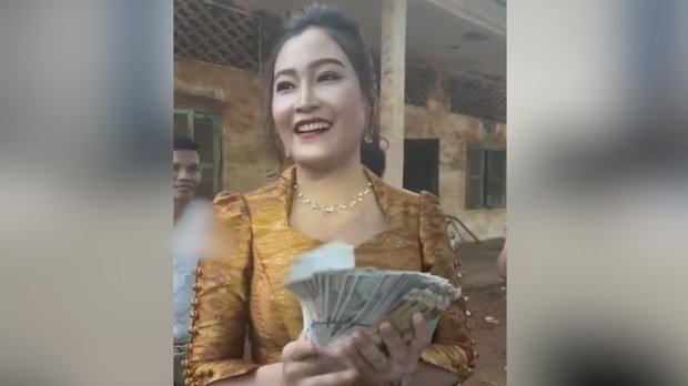 ពលរដ្ឋចាញ់បោកក្រុមហ៊ុនប្រ៊ីលានស៊ីធីស្នើអាជ្ញាធរឃាត់ខ្លួន ឧកញ៉ា ឡេង ចាន់ណា ដើម្បីបង្ខំឱ្យសងប្រាក់