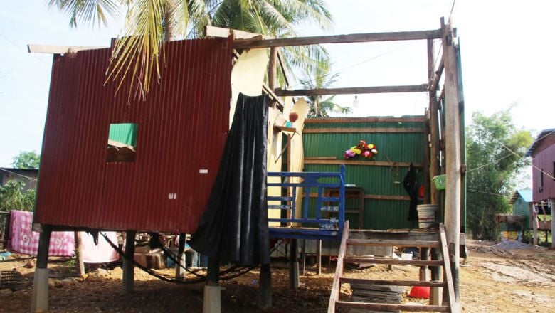 ផ្ទះ ៥២ ខ្នង​ និង​អគារ​សាលា​ចំនួន ២ រង​ការខូចខាត​រួម​នឹង​គោក្របី ២ ក្បាល​បាន​ងាប់​ ដោយសារ​ភ្លៀង​លាយឡំ​ខ្យល់​កន្ត្រាក់​នៅក្នុង​ខេត្ត​ចំនួន ៤