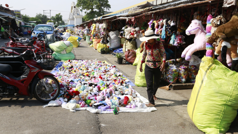 កម្ពុជា-ថៃ បើក​កិច្ចប្រជុំ​បន្ទាន់ រក​ដំណោះស្រាយ​ឱ្យ​អាជីវករ​ខ្មែរ​ចូលទៅ​លក់ដូរ​នៅ​ផ្សារ​រ៉ុងក្លឿ​វិញ