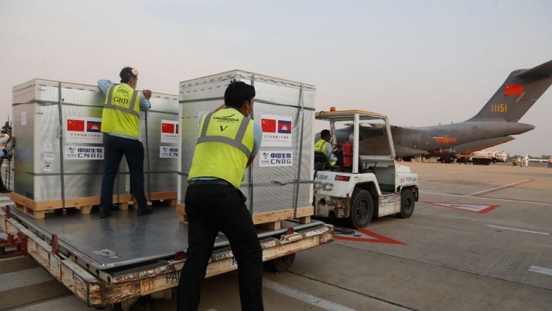 វ៉ាក់សាំង​ស៊ីណូហ្វាម​ដែល​ជា​ជំនួយ​បន្ថែម​របស់​ចិន​ចំនួន ៧០ ម៉ឺន​ដូស នឹង​មក​ដល់​កម្ពុជា​នៅ​ថ្ងៃ​ស្អែក