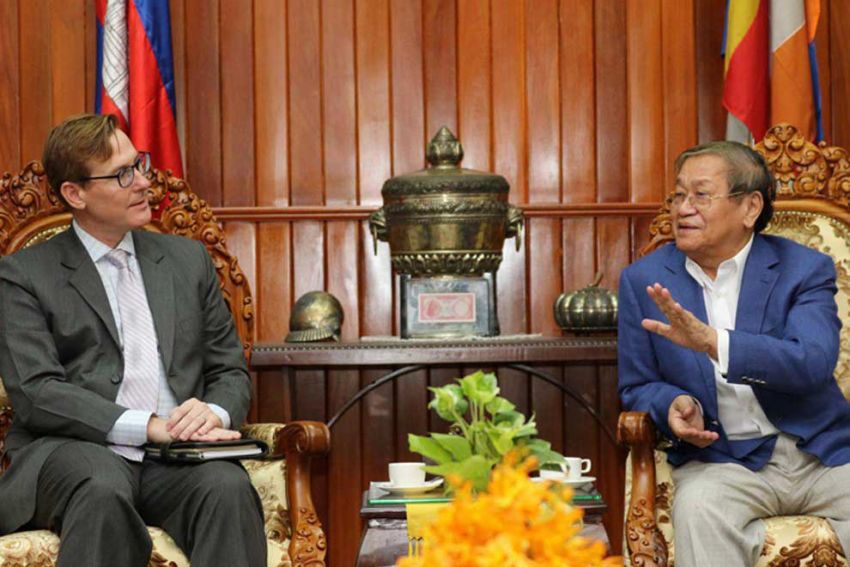 រដ្ឋ​មន្ត្រី​ក្រសួង​ព័ត៌មាន​យល់ព្រម​ជា​គោលការណ៍​ឲ្យ VOA បើក​ការិយាល័យ