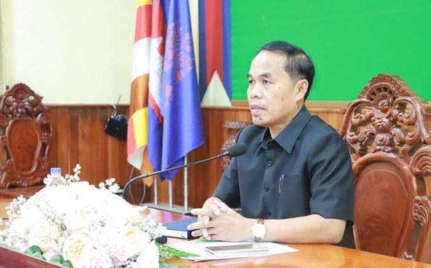 អភិបាលរង​ខេត្ត​កណ្ដាល​កោះហៅ​សមាជិក​គណបក្ស​ភ្លើងទៀន​បង្ខំ​ផ្ដិត​មេដៃ​ថ្កោលទោស​លោក សម រង្ស៊ី រឿង​ប្រមាថ​ព្រះមហាក្សត្រ