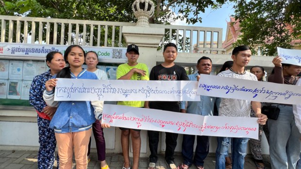 កម្មករ​រោងចក្រ​កាត់ដេរ​នៅ​ខេត្ត​បន្ទាយមានជ័យ និង​បុគ្គលិក​សណ្ឋាគារ​នៅ​ភ្នំពេញ​តវ៉ា​ទាមទារ​ដំណោះស្រាយ​ការងារ