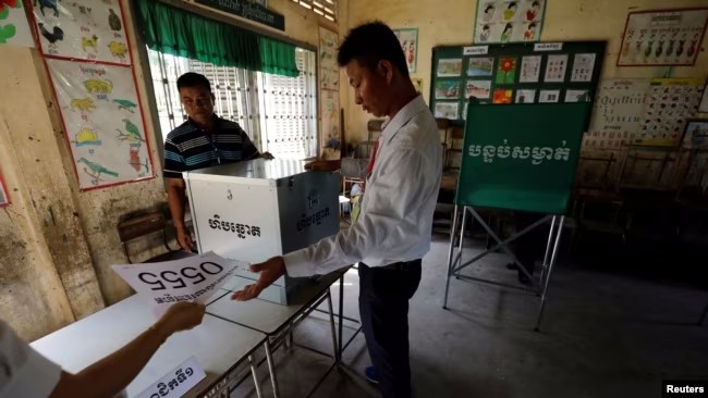 លោក ហ៊ុន ម៉ាណែត ប្រាប់​ឱ្យ​សមា​ជិក​បក្ស«សុំ​សន្លឹក​ឆ្នោត»​ពី​ពលរដ្ឋ និង​​​អ្នក​គាំទ្រ​បក្ស​ប្រឆាំង