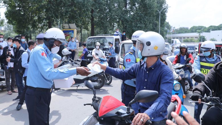 បុគ្គល​មិន​ព្រម​ពាក់ម៉ាស់​នៅ​កន្លែង​ចាំបាច់​​តាម​ការព្រមាន​លើក​ទី​១ ​នឹង​ត្រូវ​ពិន័យ​ពី​ ២ ​សែន​ ទៅ​ ១ ​លាន​រៀល