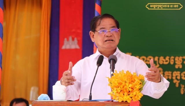 កូវីដ-១៩ ធ្វើឲ្យរដ្ឋាភិបាលកម្ពុជា ដឹងថា «មន្រ្តីតិច ក៏អាចធ្វើការបានដែរ» 