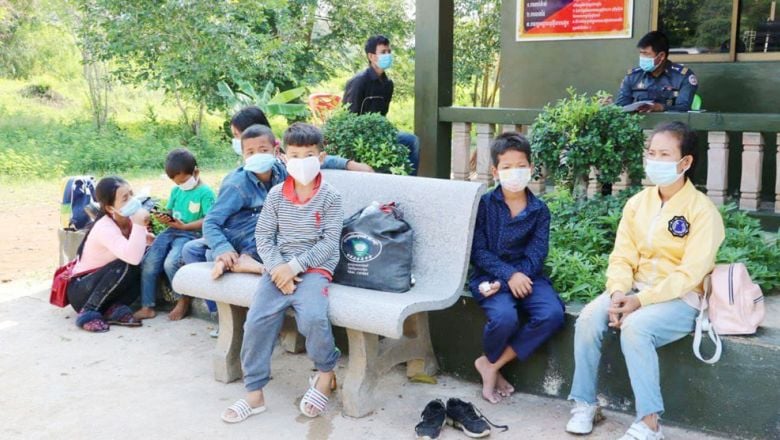 សមត្ថកិច្ច​បញ្ជូន​បុរស​ម្នាក់​ទៅ​តុលាការ ពាក់ព័ន្ធ​ករណី​នាំ​ពលករ ១០ នាក់​ទៅ​ថៃ ខណៈ​ម្នាក់​ទៀត​កំពុង​តាម​ចាប់​ខ្លួន