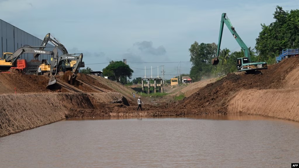 កម្ពុជា​ស្វែងរក​ដង្ហើម​ដក​ដោយ​ខ្លួនឯង​តាមរយៈ​ការ​សាងសង់​ព្រែកជីក​ដ៏​ចម្រូង​ចម្រាស់ 