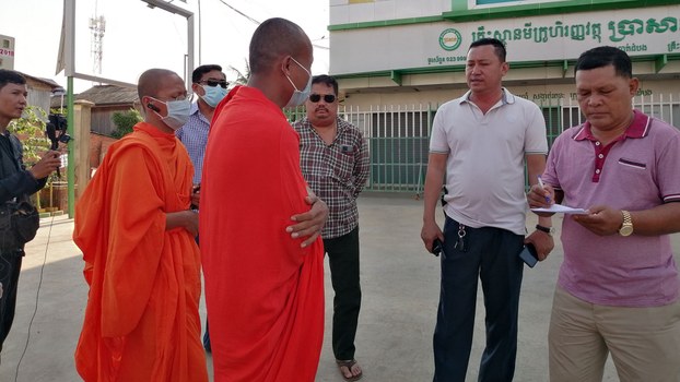 សាច់ញាតិ​បុរស​ខ្មែរ​ក្រោម​ដែល​អាជ្ញាធរ​វៀតណាម​ចាប់ខ្លួន​ករណី​ជម្លោះដីធ្លី​សម្រេច​ពឹង​មេធាវី​ដើម្បី​ជួយ​ការពារ​យុត្តិធម៌​។ ចំណែក​សហគមន៍​ខ្មែរ​ក្រោម​ថា ការ​រក​មេធាវី​ជួយ​ការពារ​ក្ដី​ជា​ជម្រើស​មួយ​ដែរ ប៉ុន្តែ​សហគមន៍ មិនសូវ​សង្ឃឹមថា នឹង​ទទួល​បាន​យុត្តិធម៌​នោះ