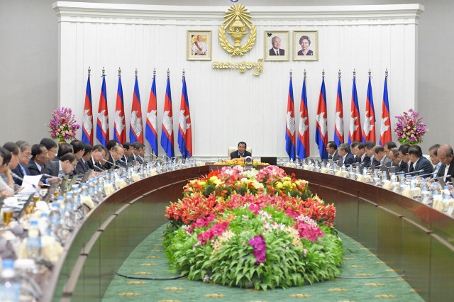 គណៈរដ្ឋមន្ត្រី នឹង​ជជែក​គ្នា ពី​ការកែ​រដ្ឋធម្មនុញ្ញ ដើម្បី​កាត់បន្ថយ​សមាជិក​រដ្ឋា​ភិ​បាល