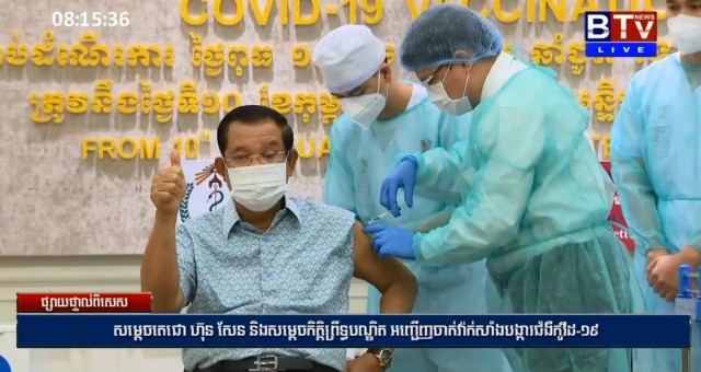 សម្តេច ហ៊ុន សែន ចាក់វ៉ាក់សាំងកូវីដ-១៩ AstraZeneca មុនគេ នៅកម្ពុជា