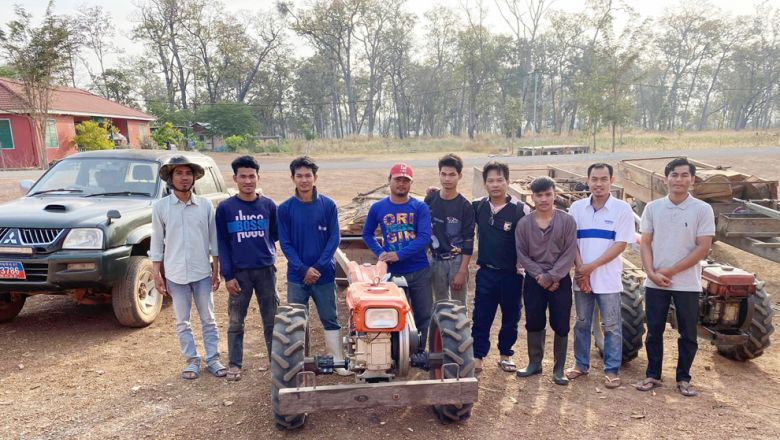 ចាប់​រថយន្ត​ពាក់​ស្លាកលេខ​ ខ.ម.​ ១ គ្រឿង ​និង​គោយន្ត​ ៣ គ្រឿង​ ដឹក​ឈើ​ជាច្រើន​គុប​ពី​តំបន់​ឧទ្យាន​រាជបណ្ឌិត្យ​សភា​កម្ពុជា