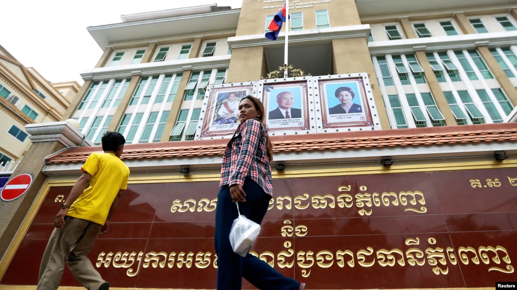 ក្នុង​បន្ទប់​សវនាការ សកម្មជន​​បដិសេធ​ចម្លើយ«បង្ខំ»ឱ្យ​សារភាព​ជាមួយ​នគរ​បាល