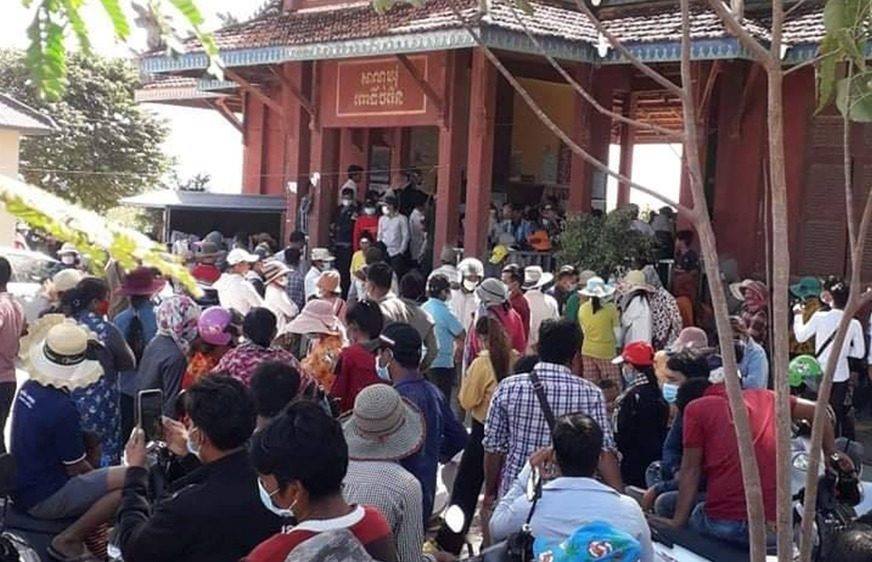 សមត្ថ​កិច្ច​​ជាង​១០០​នាក់​​នាំ​​​ខ្លួន​​ជន​​ឆបោក​៣​នាក់​​ចេញ​ពី​​ការ​ឡោម​ព័ទ្ធ​​របស់​​អ្នក​ភូមិ​​ដើម្បី​​បញ្ជូន​​ទៅ​​តុលាការ​​