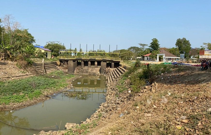 អាជ្ញាធរ​ខេត្ត​បន្ទាយ​មាន​ជ័យ​ បូម​ទឹក​បញ្ចូល​ស្ទឹង​មង្គល​បុរី​ដែល​រីង​ព្រោះ​ធ្វើ​ស្រែ​ហួស​កំណត់​