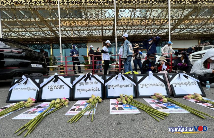 កូដករ​ណាហ្គា​ធ្វើ​ពិធីកាន់ទុក្ខ​ក្រសួង​និង​ស្ថាប័ន​ចំនួន៦​ដែល​ពួកគេ​ចោទថា​អសមត្ថភាព​ដោះស្រាយ​វិវាទ​ការងារ