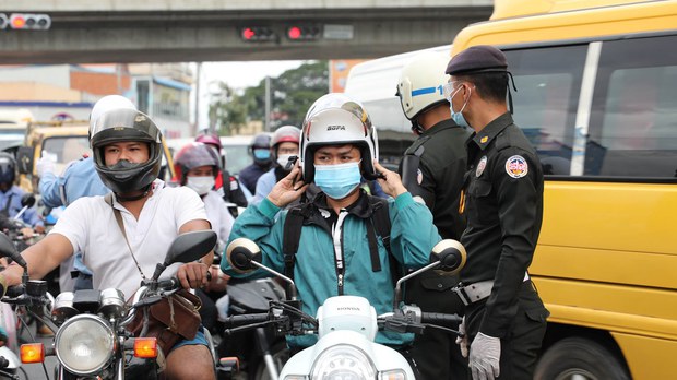 ពលរដ្ឋត្អូញ​គ្មាន​​​​លទ្ធភាព​​បង់​ថ្លៃ​​ពិន័យ​ក្នុង​​ស្ថានភាព​​ជំងឺ​កូវីដ​​១៩​ ខណៈ​អាជ្ញាធរ​​ចាប់​​ផ្ដើម​​​ផាក​​អ្នក​​មិន​​ពាក់​ម៉ាស់