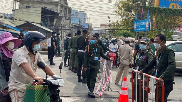 រដ្ឋាភិបាល​ព្រមាន​​បិទ​ខ្ទប់​ក្រុង​ភ្នំពេញ​ និង​តាខ្មៅ យូរ​ថែម​ទៀត ​បើ​ពលរដ្ឋ​មិន​ចូលរួម​អនុវត្ត​វិធានការ​បង្ការ​ជំងឺ​កូវីដ​-១៩​