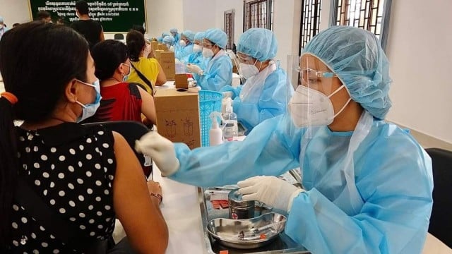 ពលរដ្ឋជាង២,១លាននាក់ហើយ ចាក់វ៉ាក់សាំងបង្ការកូវីដ-១៩ 