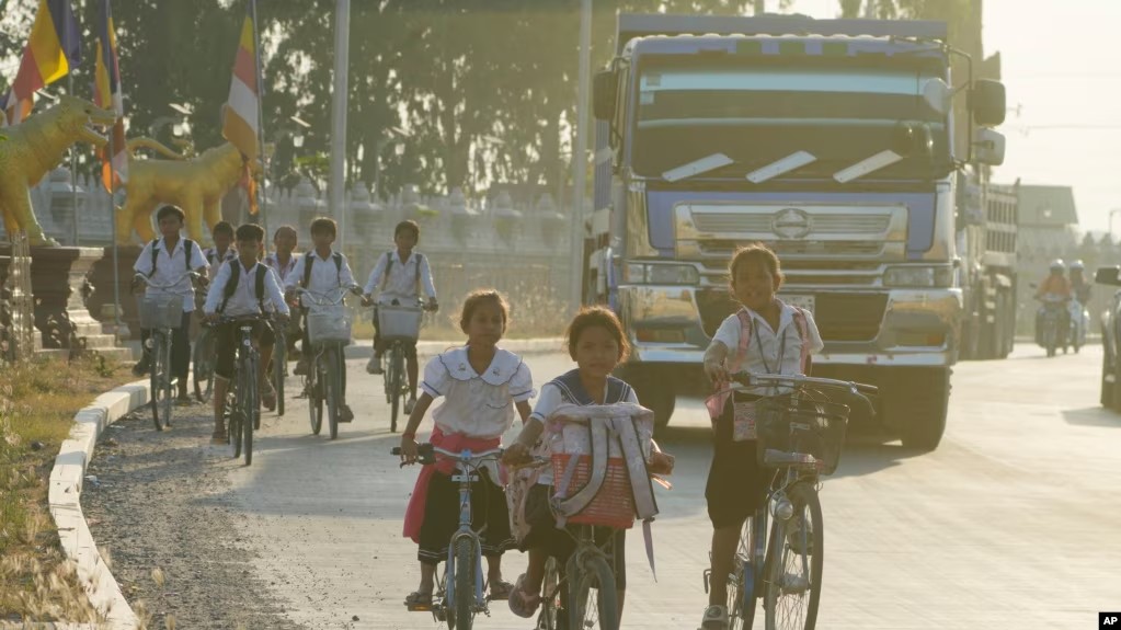 ធនាគារ​ពិភពលោក​បន្ត​ផ្តល់​ហិរញ្ញប្បទាន​ថែទាំ​ផ្លូវ​ឱ្យ​ធន់​នឹង​ការ​ប្រែប្រួល​អាកាសធាតុ 