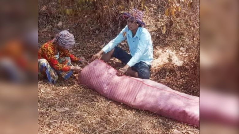 សាលា​ខេត្ត​ដក​ក្របខ័ណ្ឌ​ពី​អ្នក​ដឹក​សព​ស្ត្រី​ដាក់​ចុះ​កណ្ដាល​ផ្លូវ