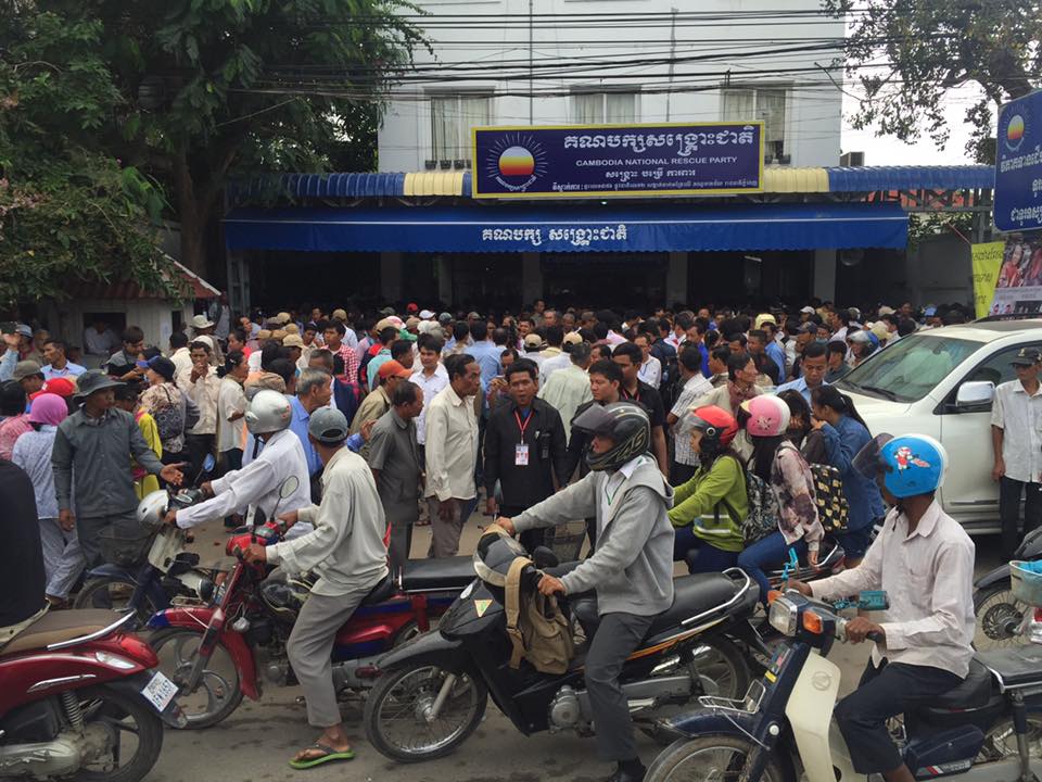 អ្នកគាំទ្រប្រមូលផ្តុំនៅទីស្នាក់បក្សសង្រ្គោះជាតិ ប្រឆាំងនឹងការចាប់ខ្លួនលោក កឹម សុខា