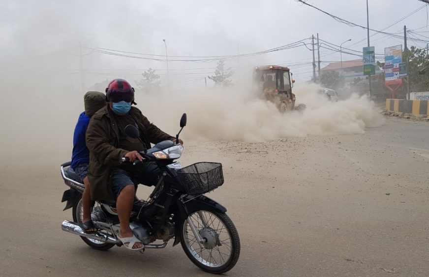 អាជ្ញាធរក្រុងតាខ្មៅផាកពិន័យឡានធំធ្វើឱ្យដីហុយ