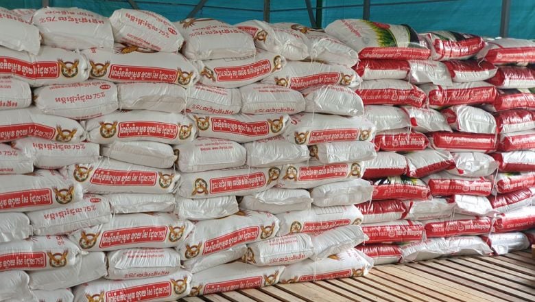 ក្នុង​អំឡុង​ពេល​មាន​ការ​បិទ​ខ្ទប់ ផ្សារ​កសិផល​ធម្មជាតិ ឡេង ណាវ៉ាត្រា បាន​លក់​អង្ករ​ក្នុង​តម្លៃ​ថោក​ដោយ​ដឹក​ដល់​ផ្ទះ​ពលរដ្ឋ